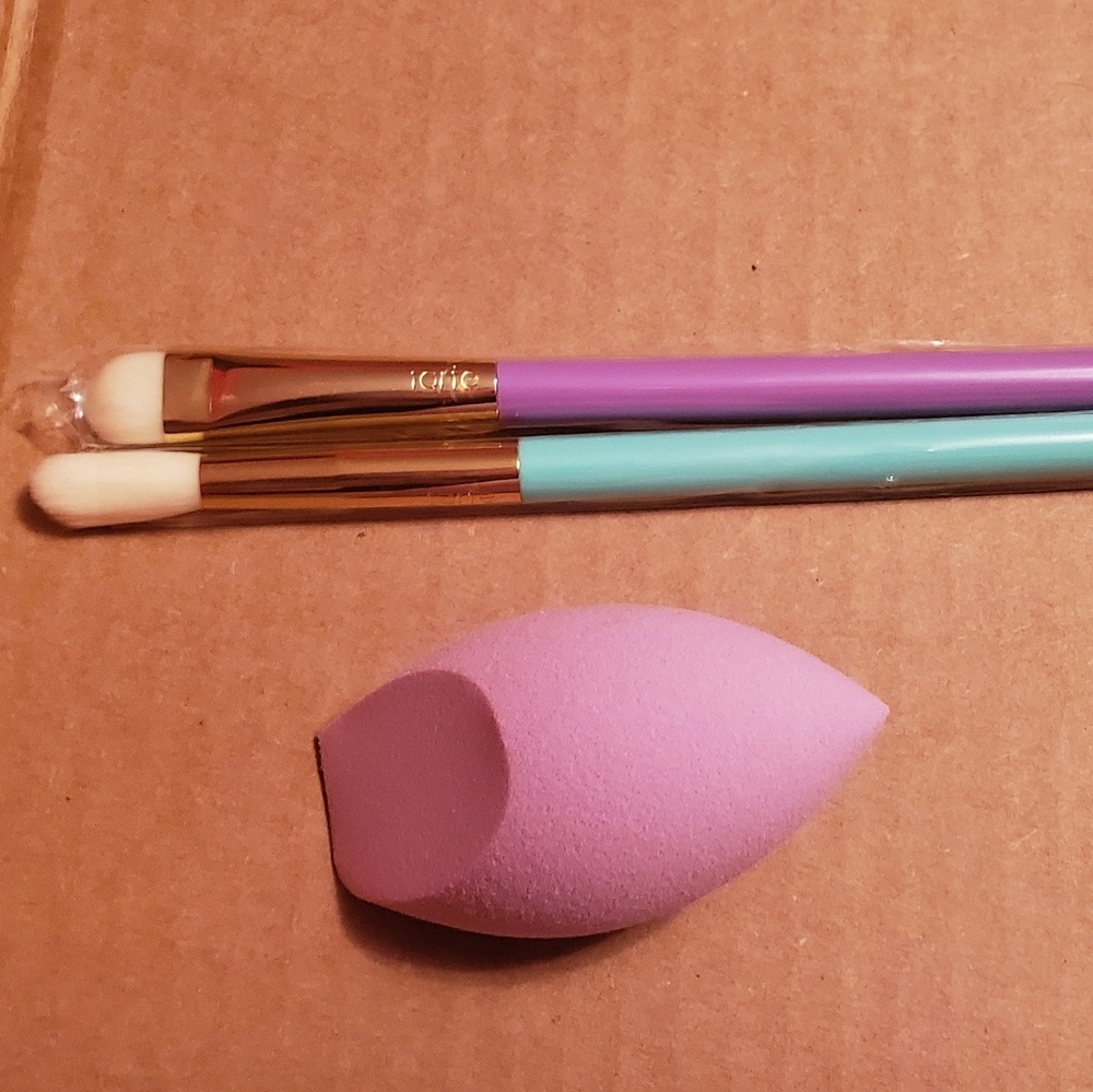 Tarte brushes and sponge